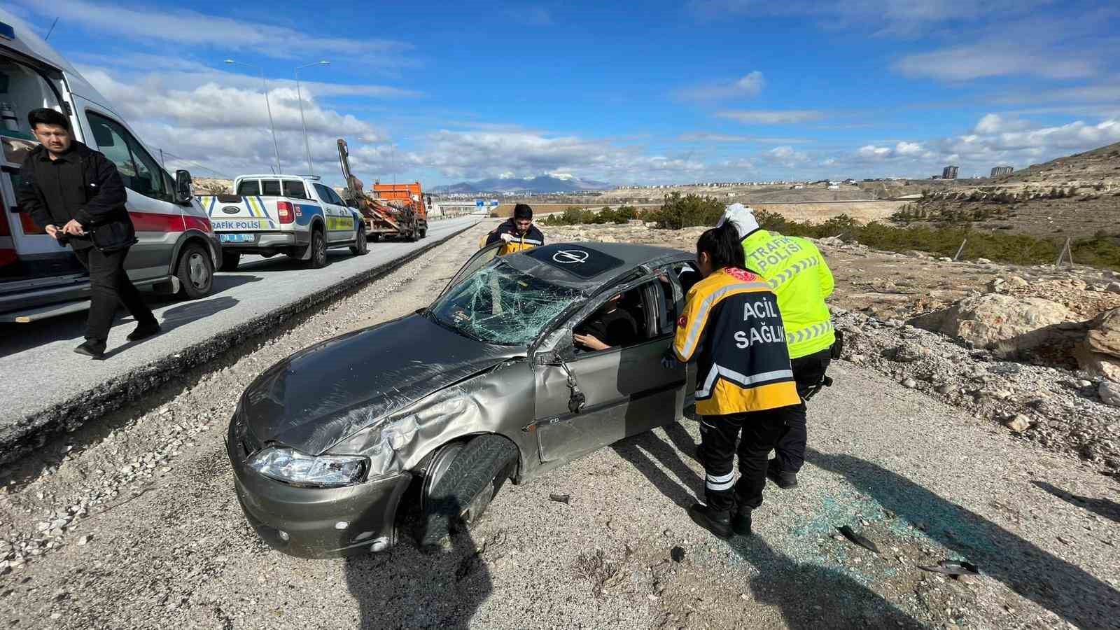 Refüje çarpan otomobil şarampole takla attı: 1 yaralı
