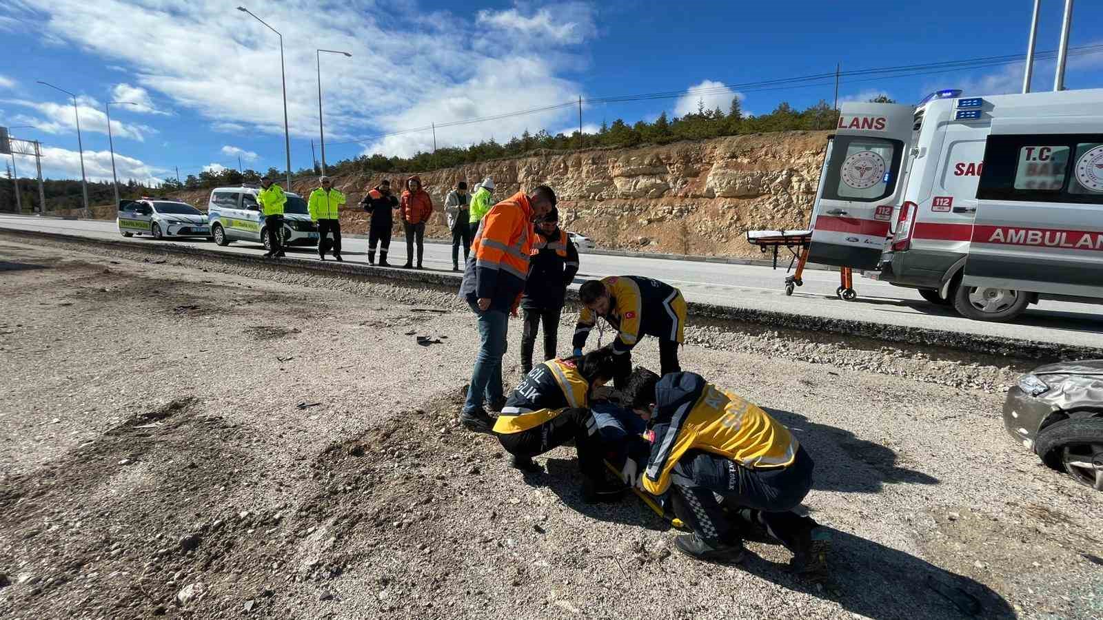 Refüje çarpan otomobil şarampole takla attı: 1 yaralı
