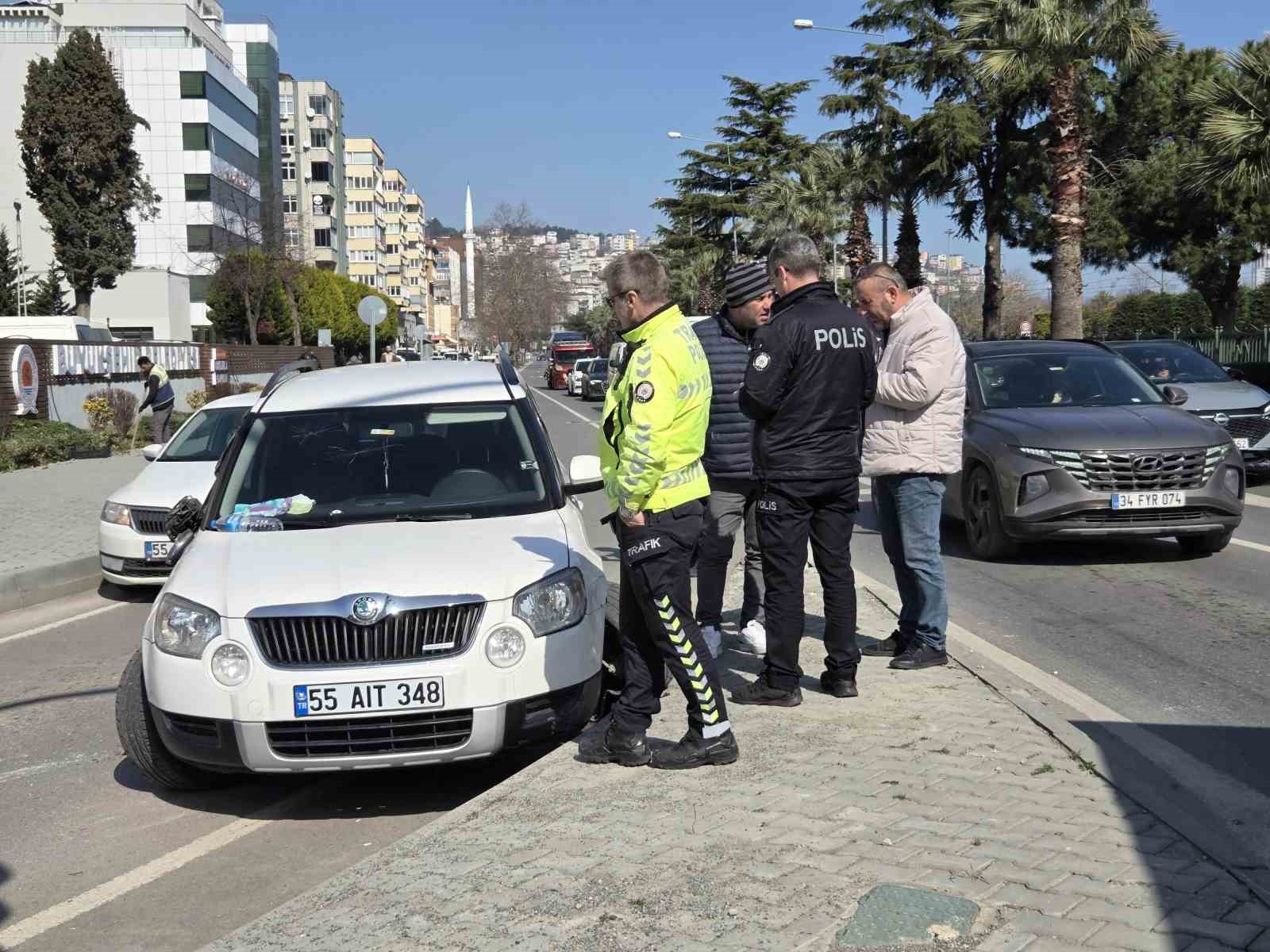 Refüje çarpan otomobil yan yattı: 1 yaralı
