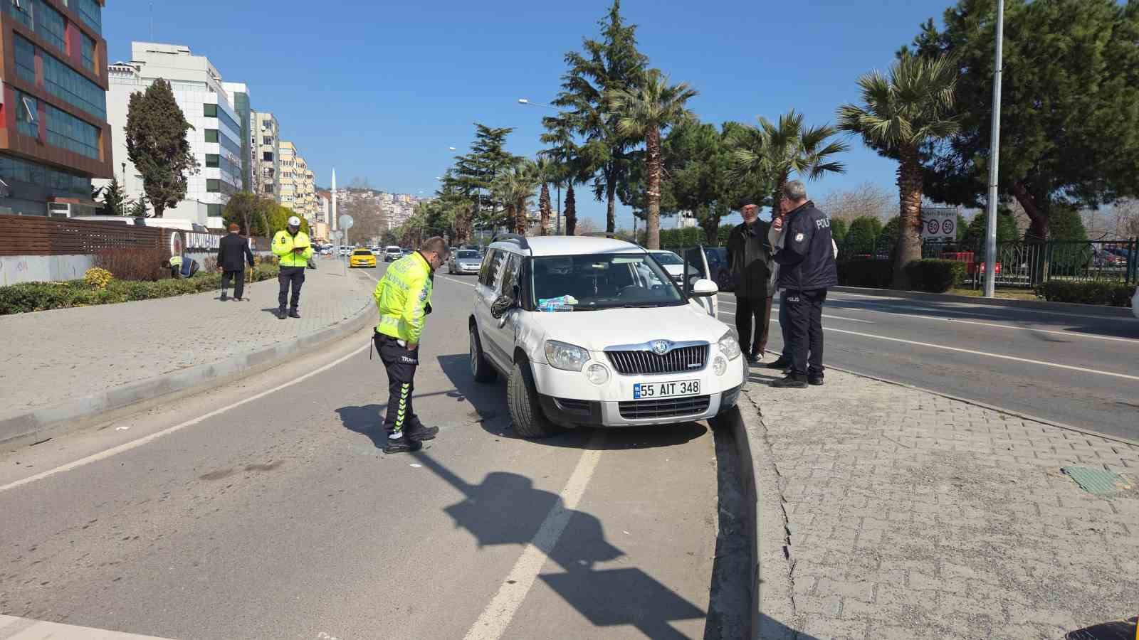 Refüje çarpan otomobil yan yattı: 1 yaralı
