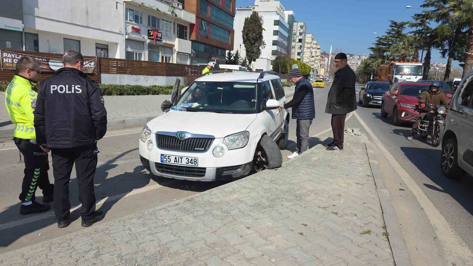 Refüje çarpan otomobil yan yattı: 1 yaralı
