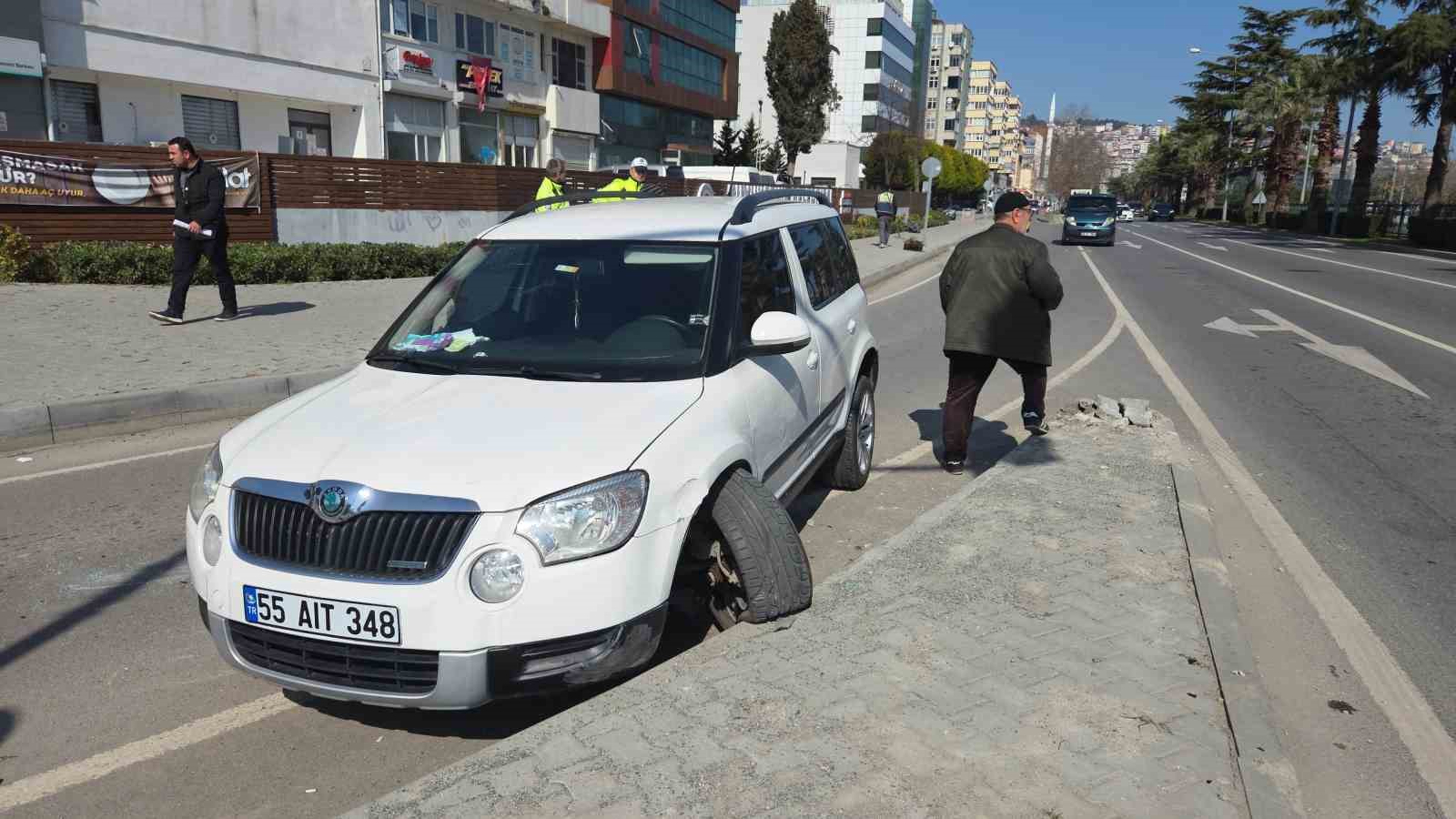 Refüje çarpan otomobil yan yattı: 1 yaralı
