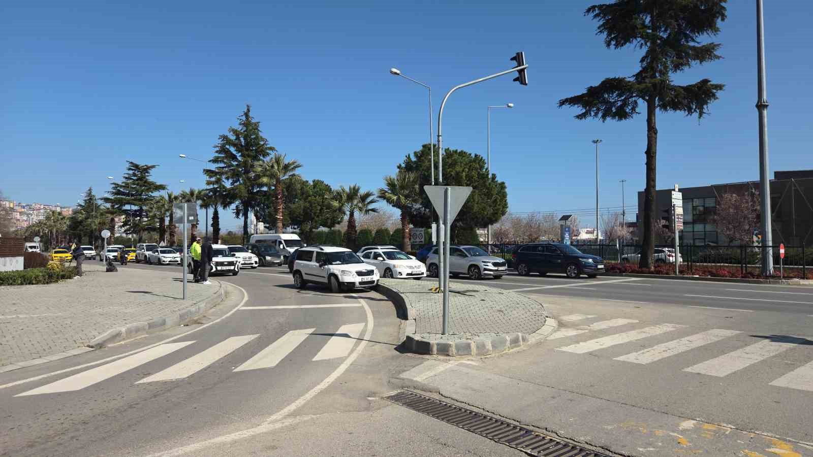 Refüje çarpan otomobil yan yattı: 1 yaralı
