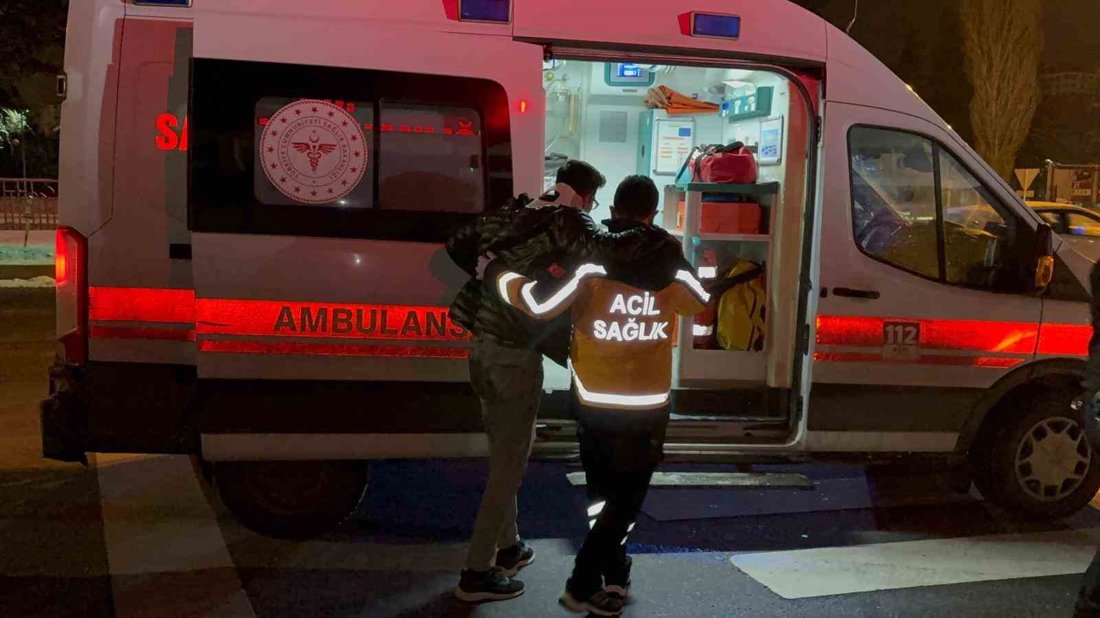 Refüje çarpan otomobilde sürücü yaralandı
