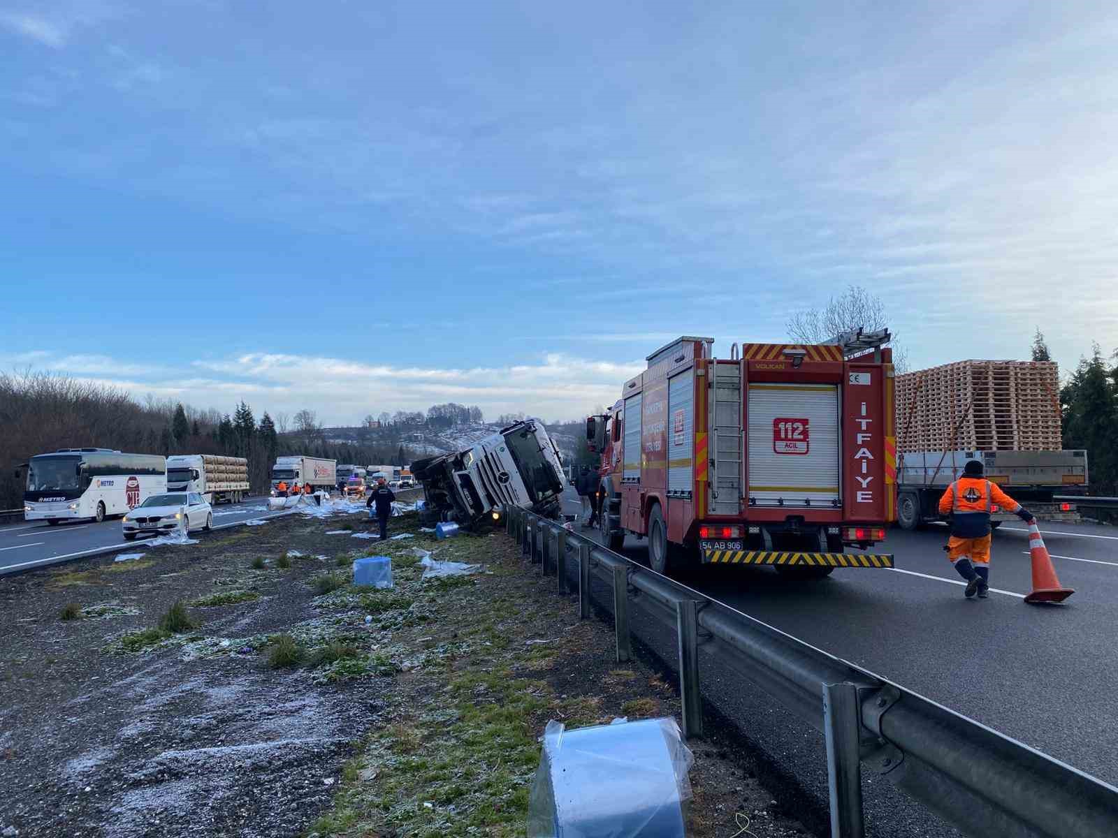Refüje çarparak yan yatan tırın sürücüsü yaralandı
