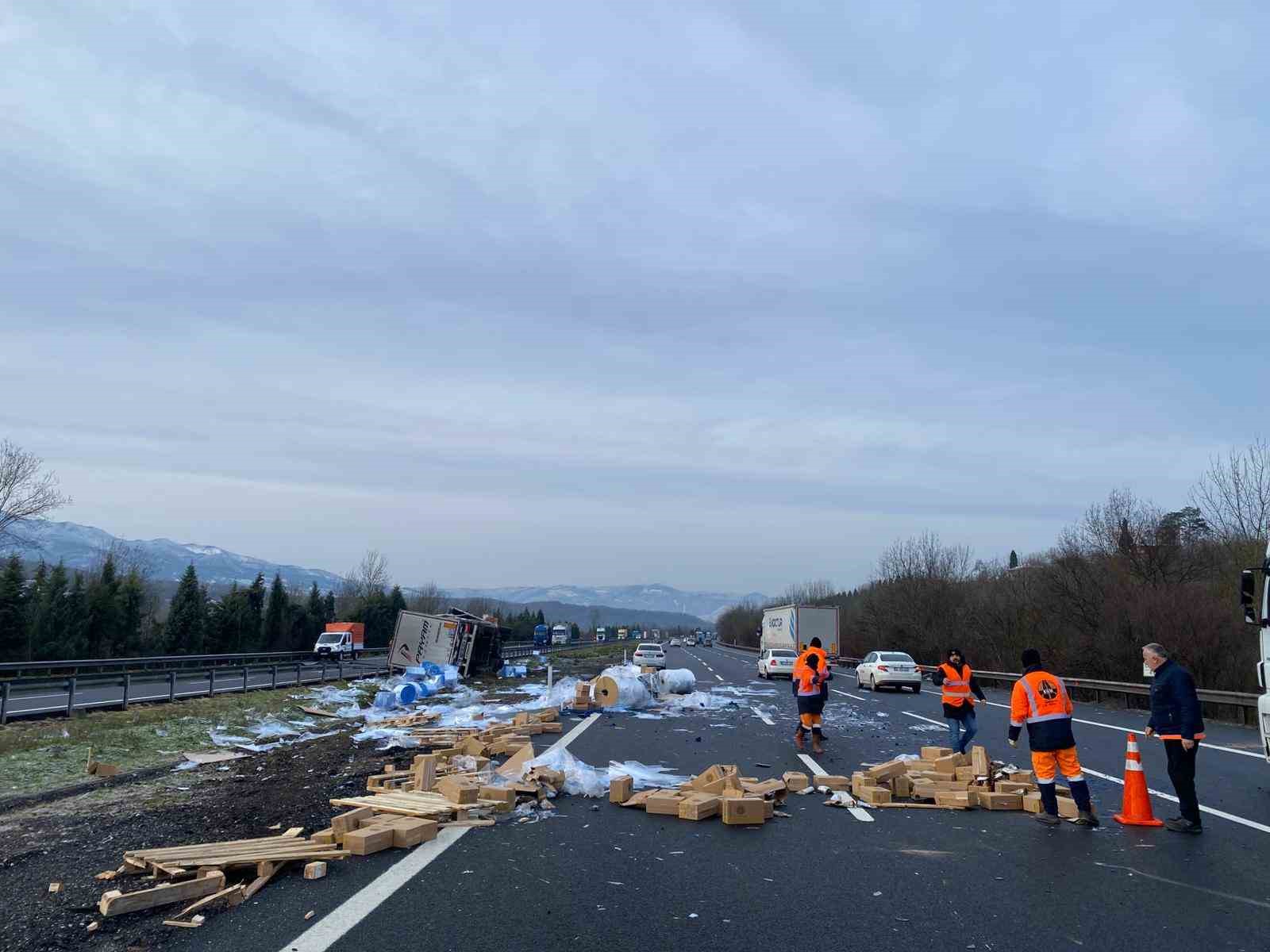 Refüje çarparak yan yatan tırın sürücüsü yaralandı
