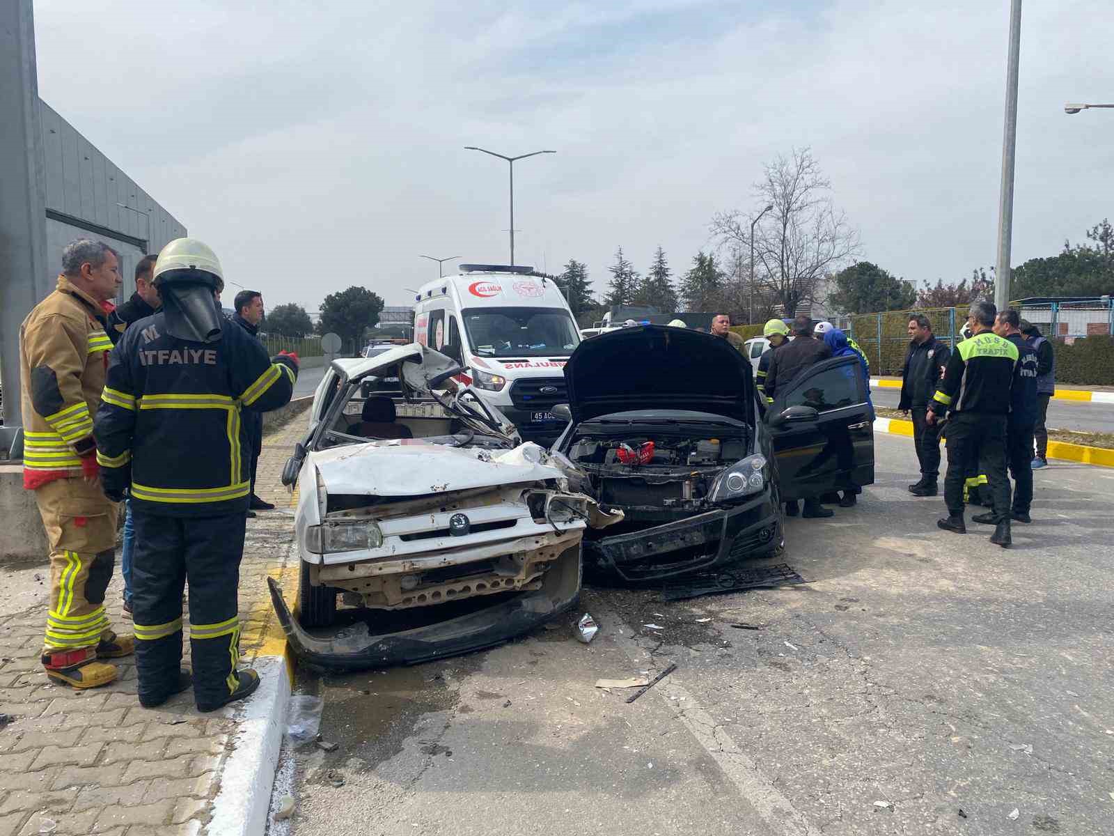 Refüje çarpıp karşı şeride geçen otomobil başka araca çarptı: 1 ölü
