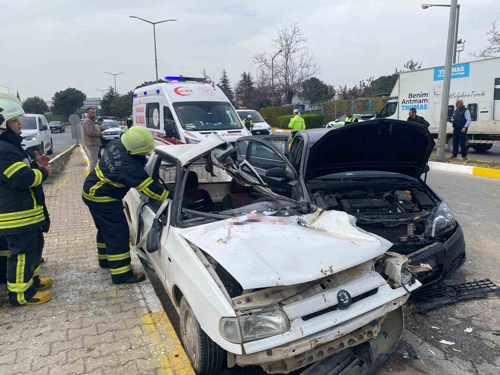 Refüje çarpıp karşı şeride geçen otomobil başka araca çarptı: 1 ölü
