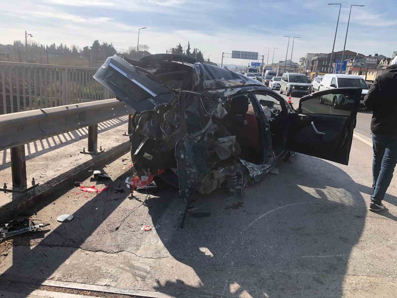 Refüje çarpıp karşı şeride savrulan otomobil su tankerine çarptı: Sürücü ağır yaralı
