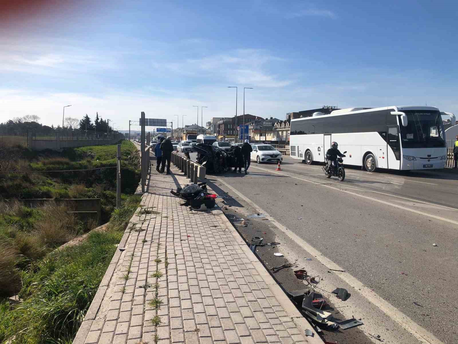 Refüje çarpıp karşı şeride savrulan otomobil su tankerine çarptı: Sürücü ağır yaralı
