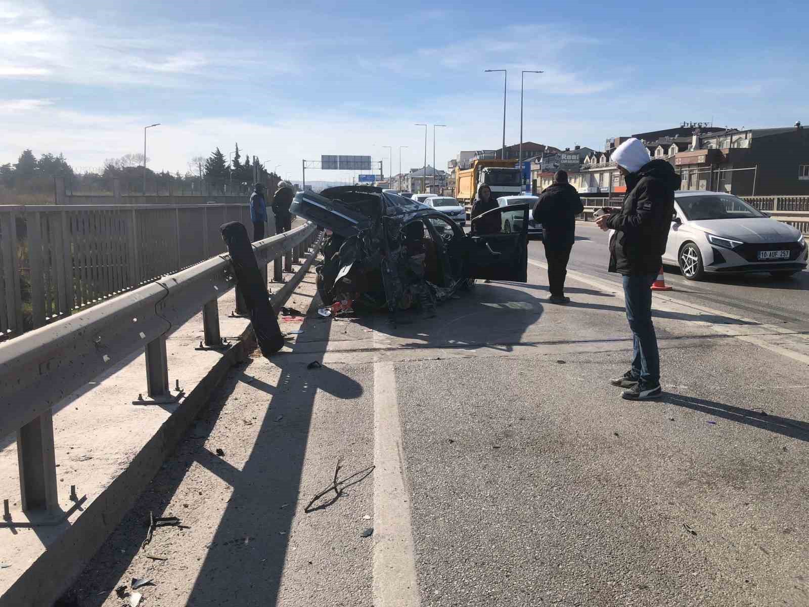 Refüje çarpıp karşı şeride savrulan otomobil su tankerine çarptı: Sürücü ağır yaralı
