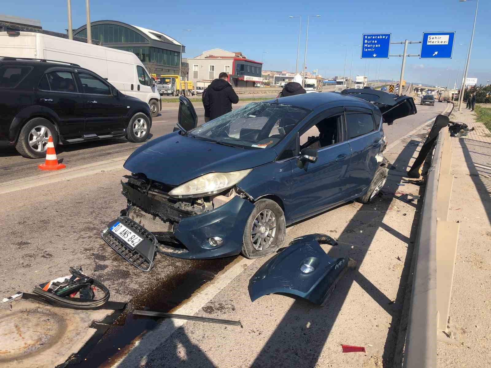 Refüje çarpıp karşı şeride savrulan otomobil su tankerine çarptı: Sürücü ağır yaralı
