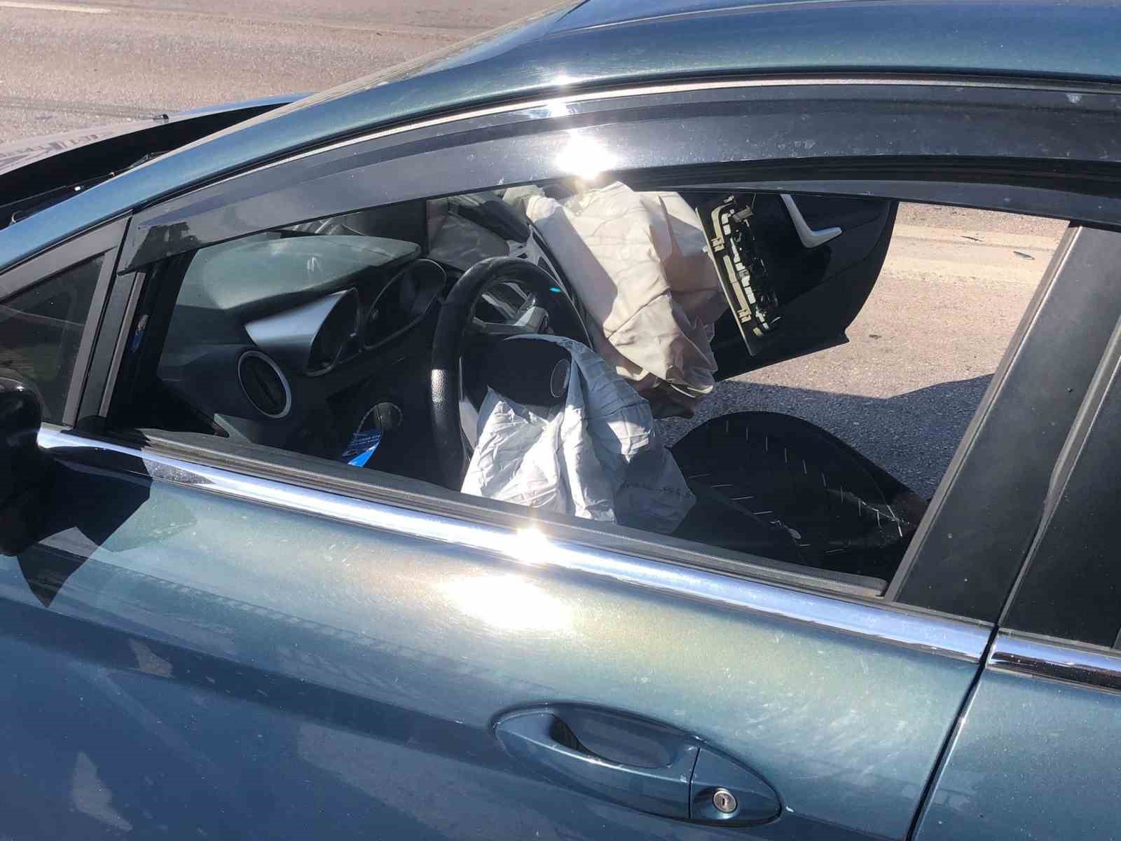 Refüje çarpıp karşı şeride savrulan otomobil su tankerine çarptı: Sürücü ağır yaralı
