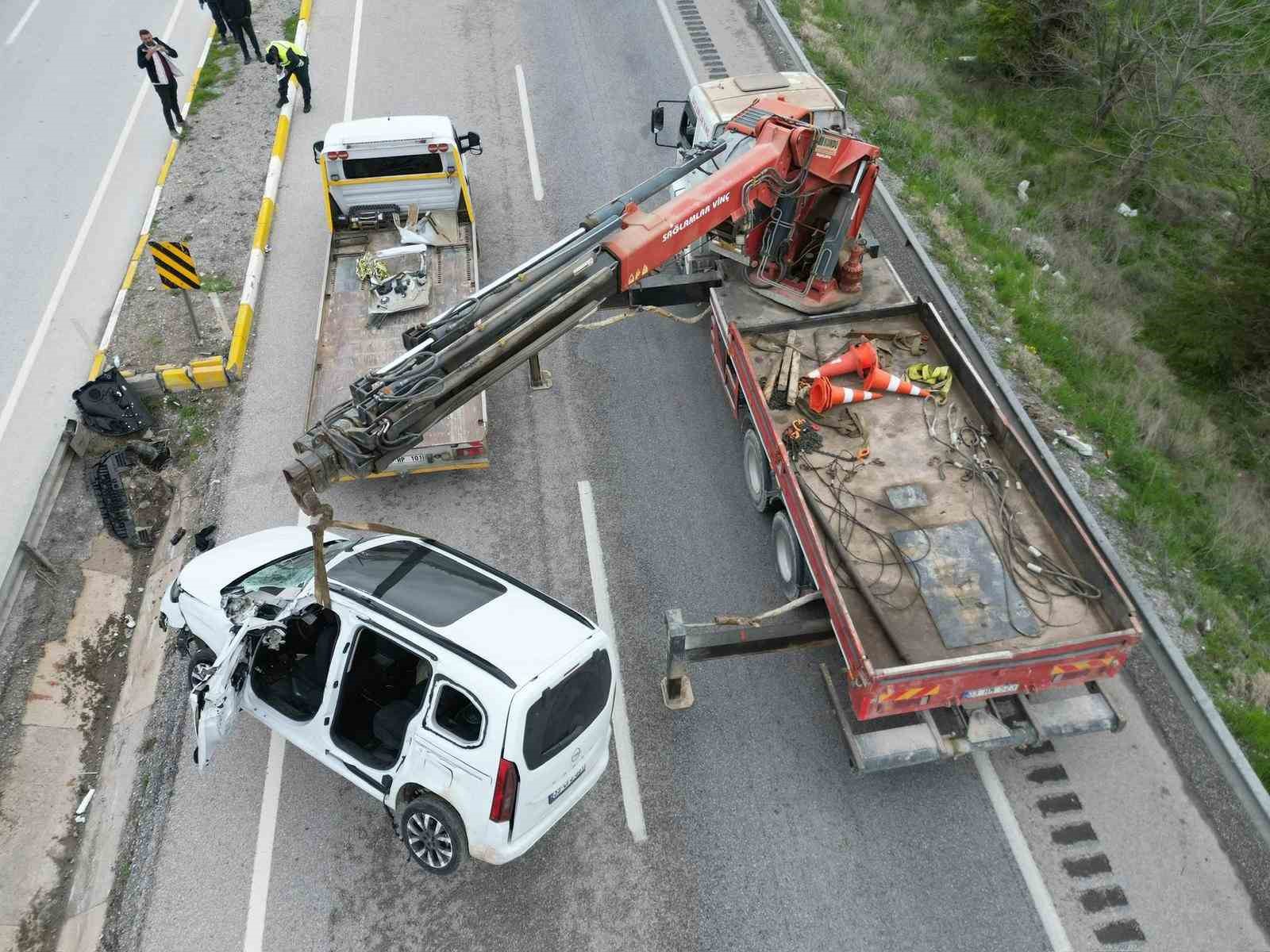 Refüje girip yan yatan araçta 1kişi öldü, 2 kişi yaralandı
