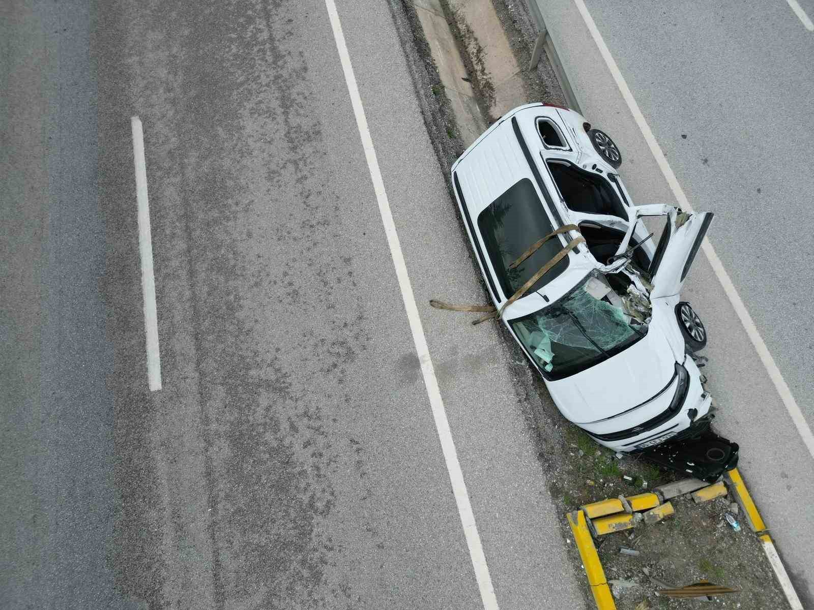 Refüje girip yan yatan araçta 1kişi öldü, 2 kişi yaralandı
