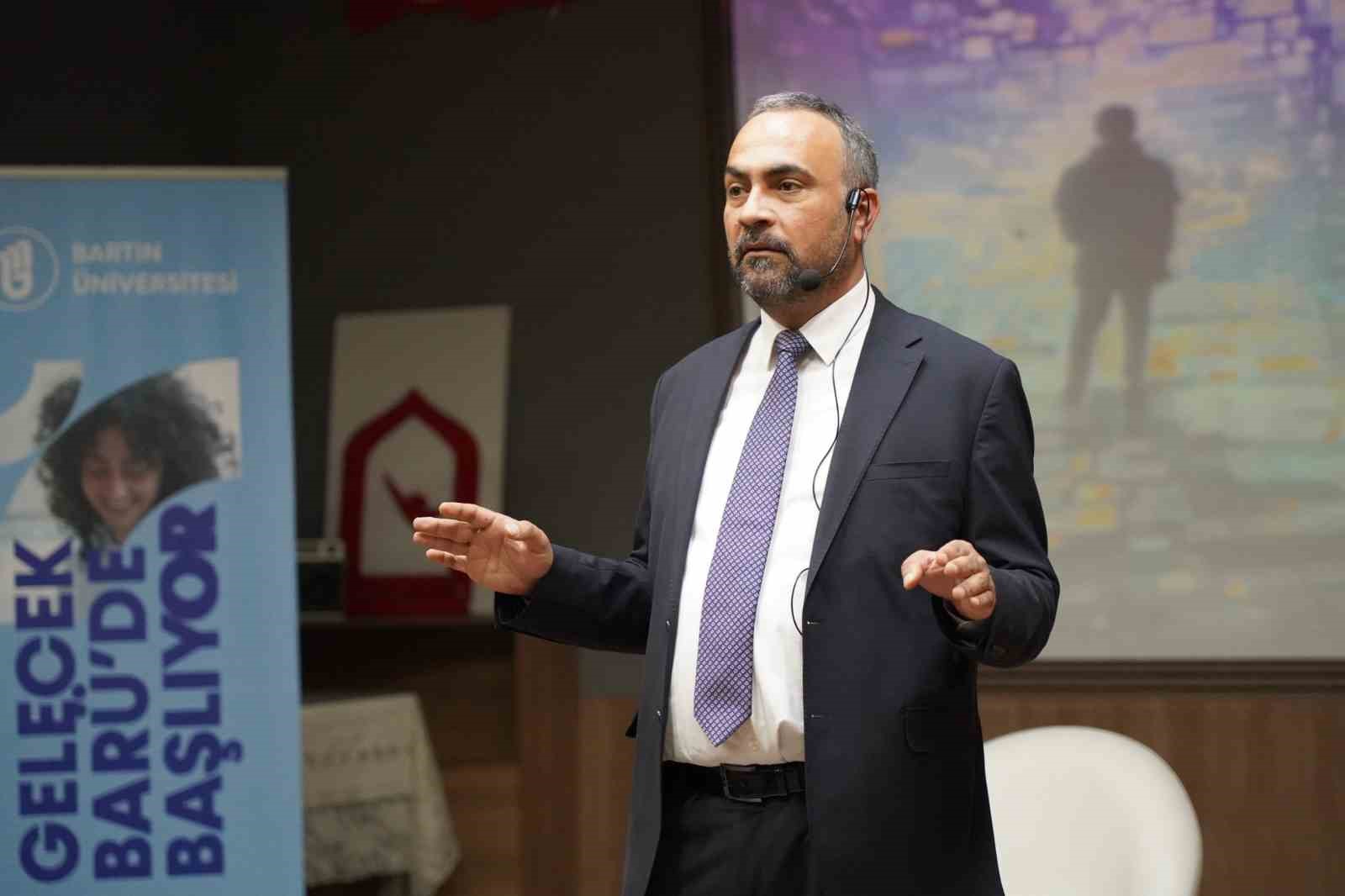 Rektör Akkaya lise öğrencilerine etkili dinleme yöntemlerini anlattı
