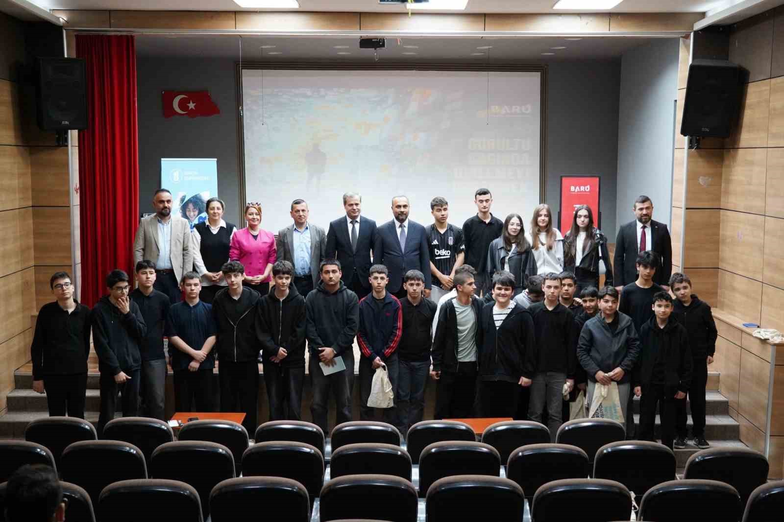 Rektör Akkaya lise öğrencilerine etkili dinleme yöntemlerini anlattı
