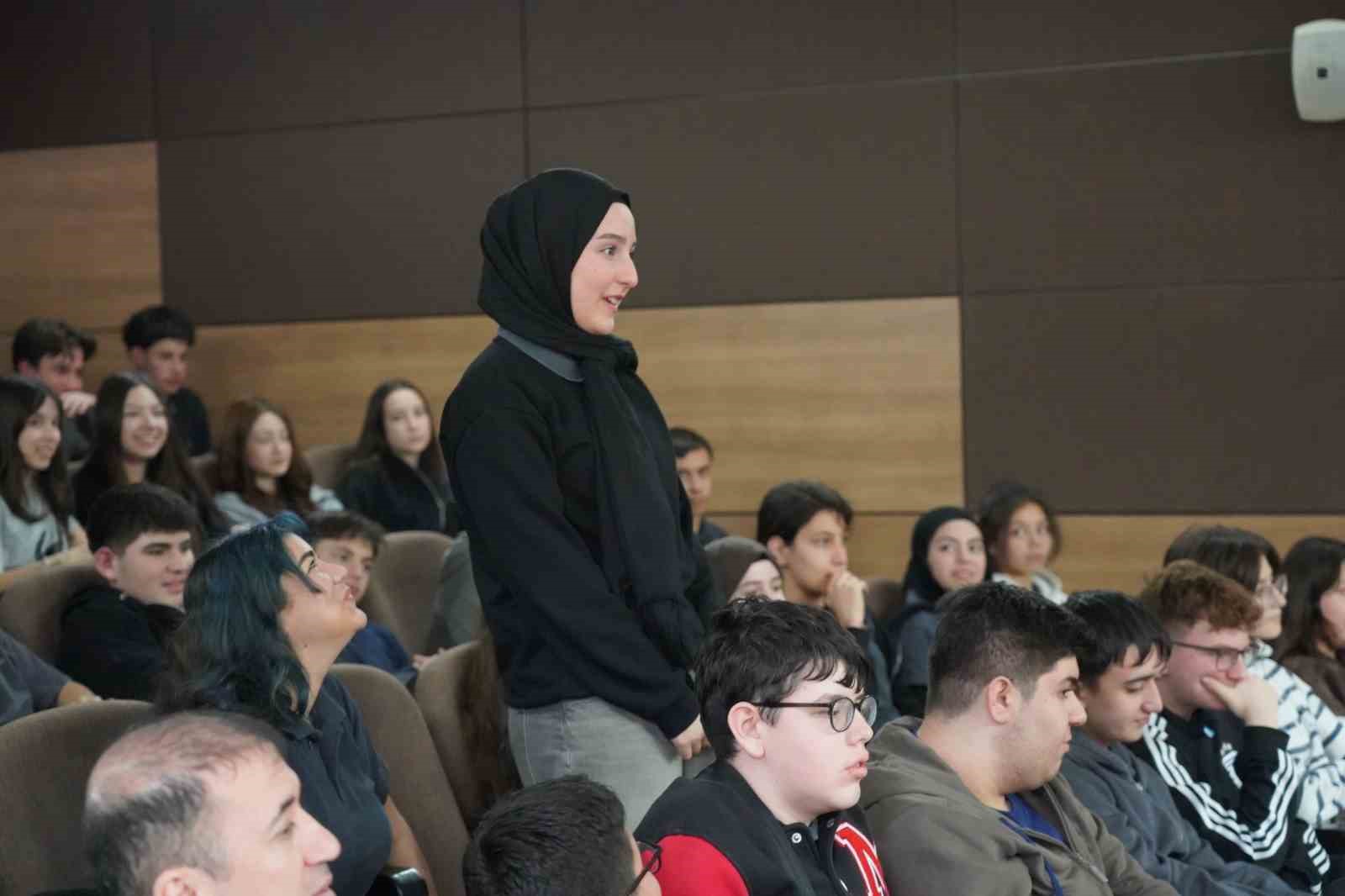 Rektör Akkaya lise öğrencilerine etkili dinleme yöntemlerini anlattı
