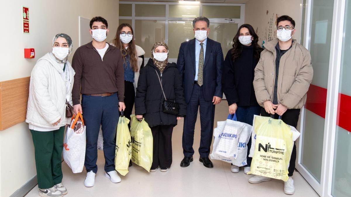 Rektör Akpolat, Onkoloji Hastanesi’ndeki minik hastaları hediyelerle sevindirdi
