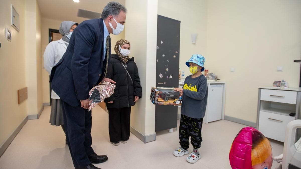 Rektör Akpolat, Onkoloji Hastanesi’ndeki minik hastaları hediyelerle sevindirdi
