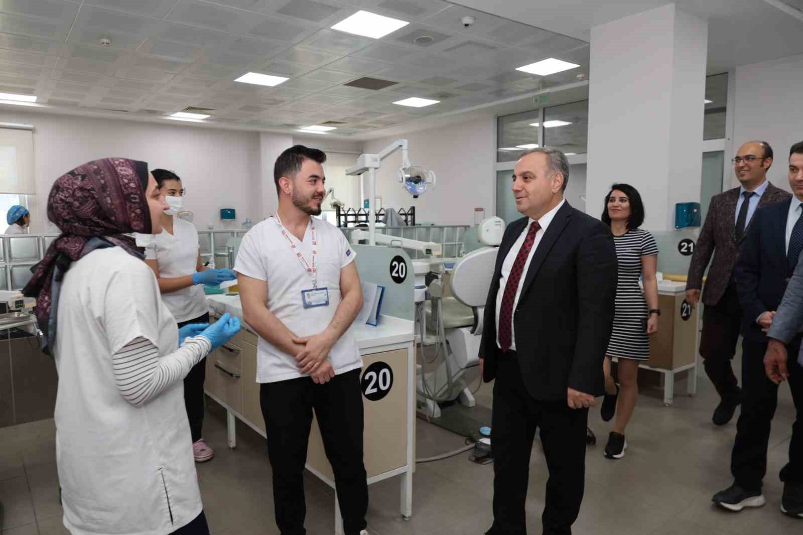 Rektör Altun’dan Diş Hekimliği Fakültesi’ne ziyaret
