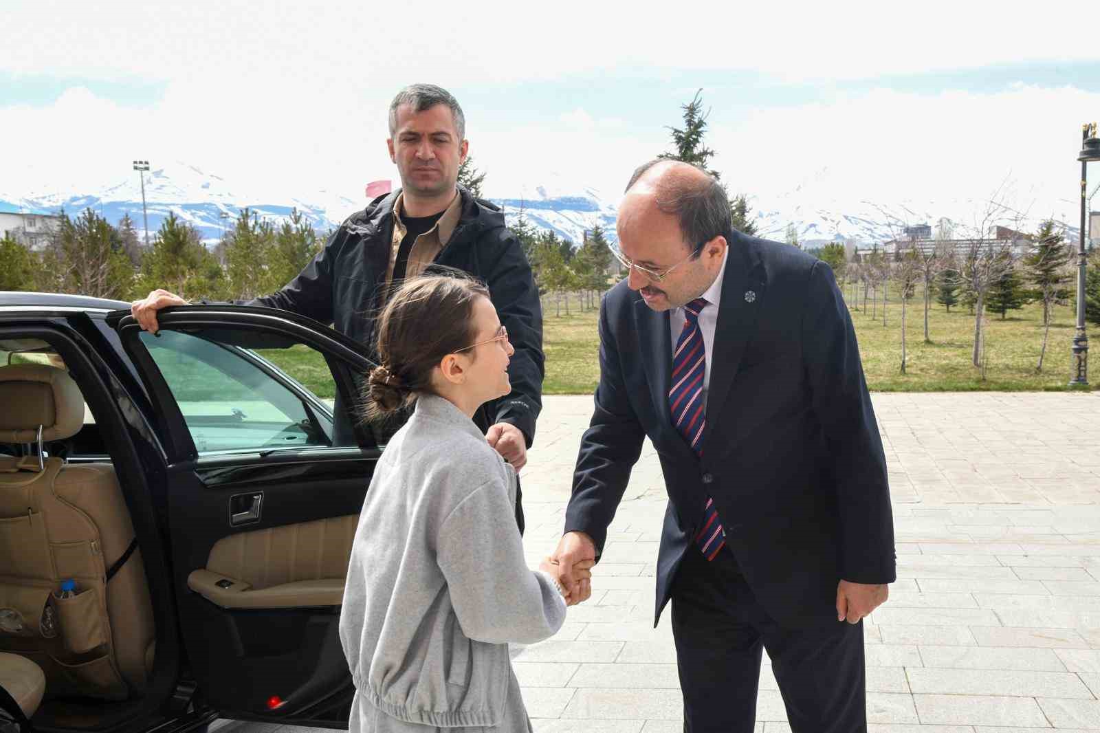 Rektör Çakmak’tan 23 Nisan jesti: Koltuk Asya Mina’ya emanet
