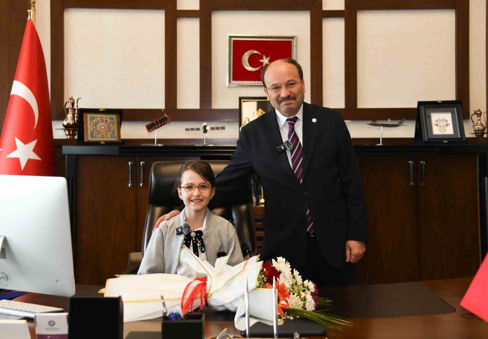 Rektör Çakmak’tan 23 Nisan jesti: Koltuk Asya Mina’ya emanet
