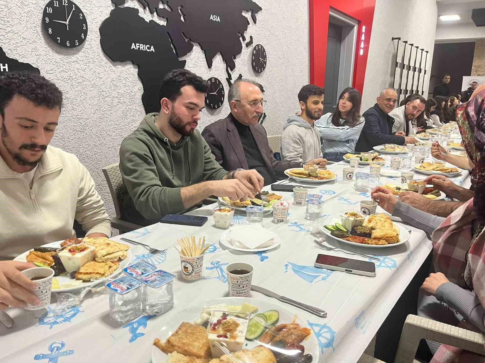 Rektör Göktaş, çalışan öğrencilerle sahurda buluştu
