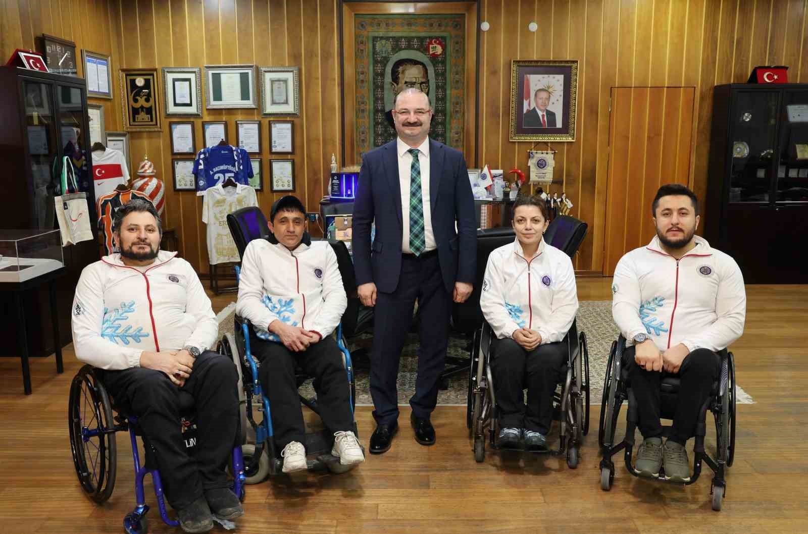 Rektör Hacımüftüoğlu, Milli takıma seçilen özel sporcuları misafir etti
