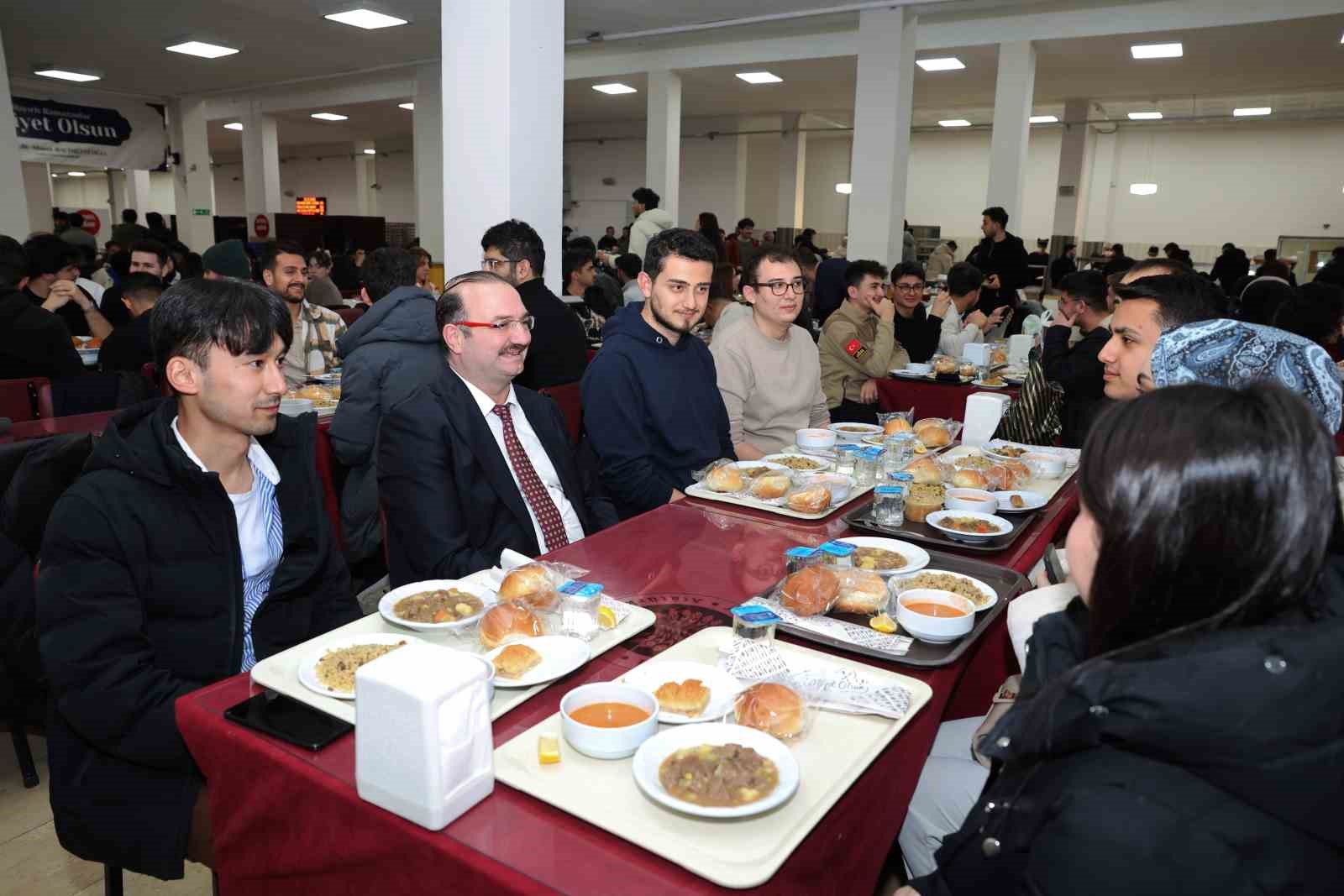 Rektör Hacımüftüoğlu öğrencilerle iftar sofrasında buluştu
