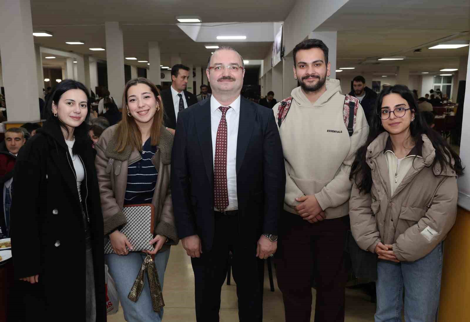 Rektör Hacımüftüoğlu öğrencilerle iftar sofrasında buluştu
