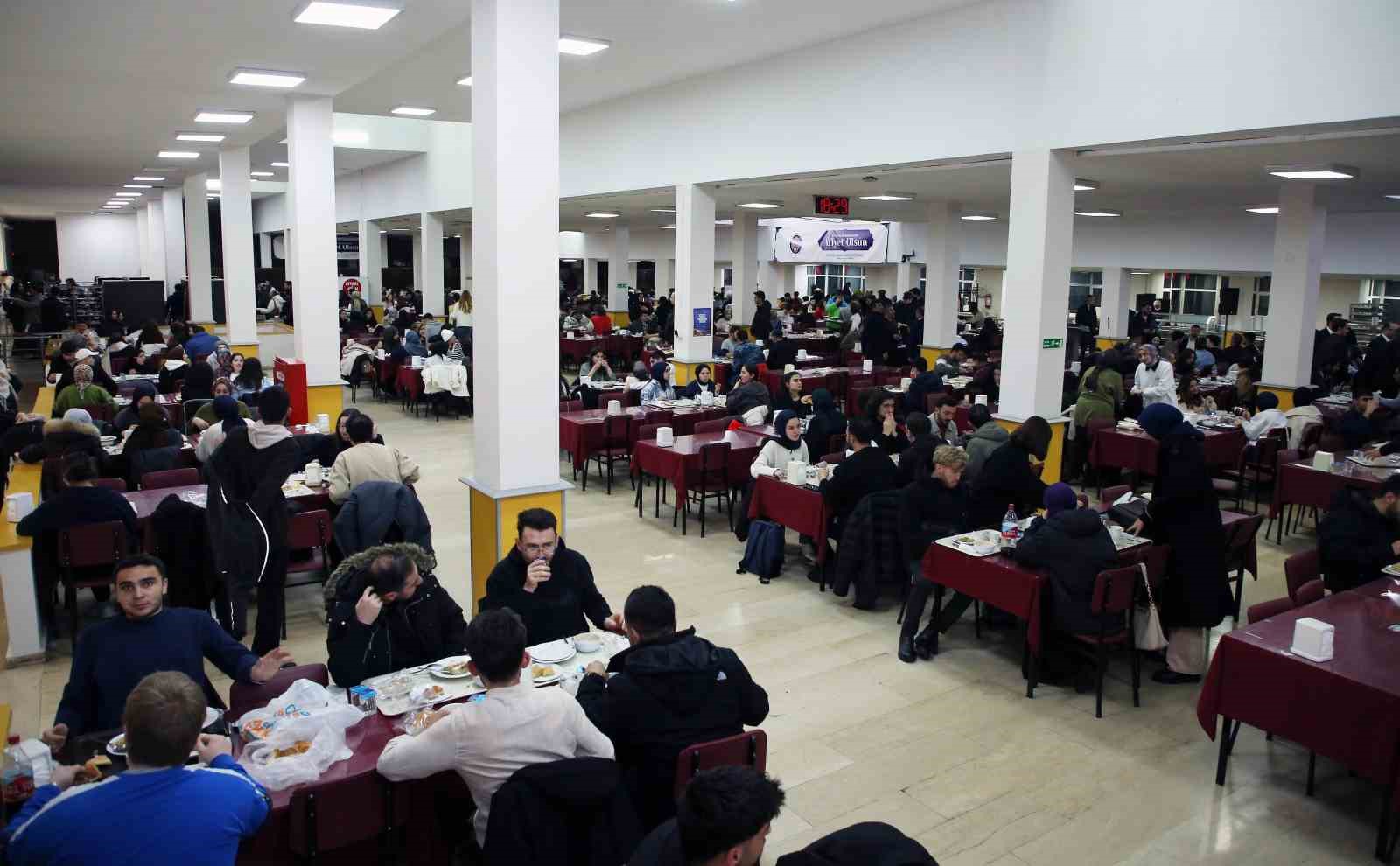 Rektör Hacımüftüoğlu öğrencilerle iftar sofrasında buluştu
