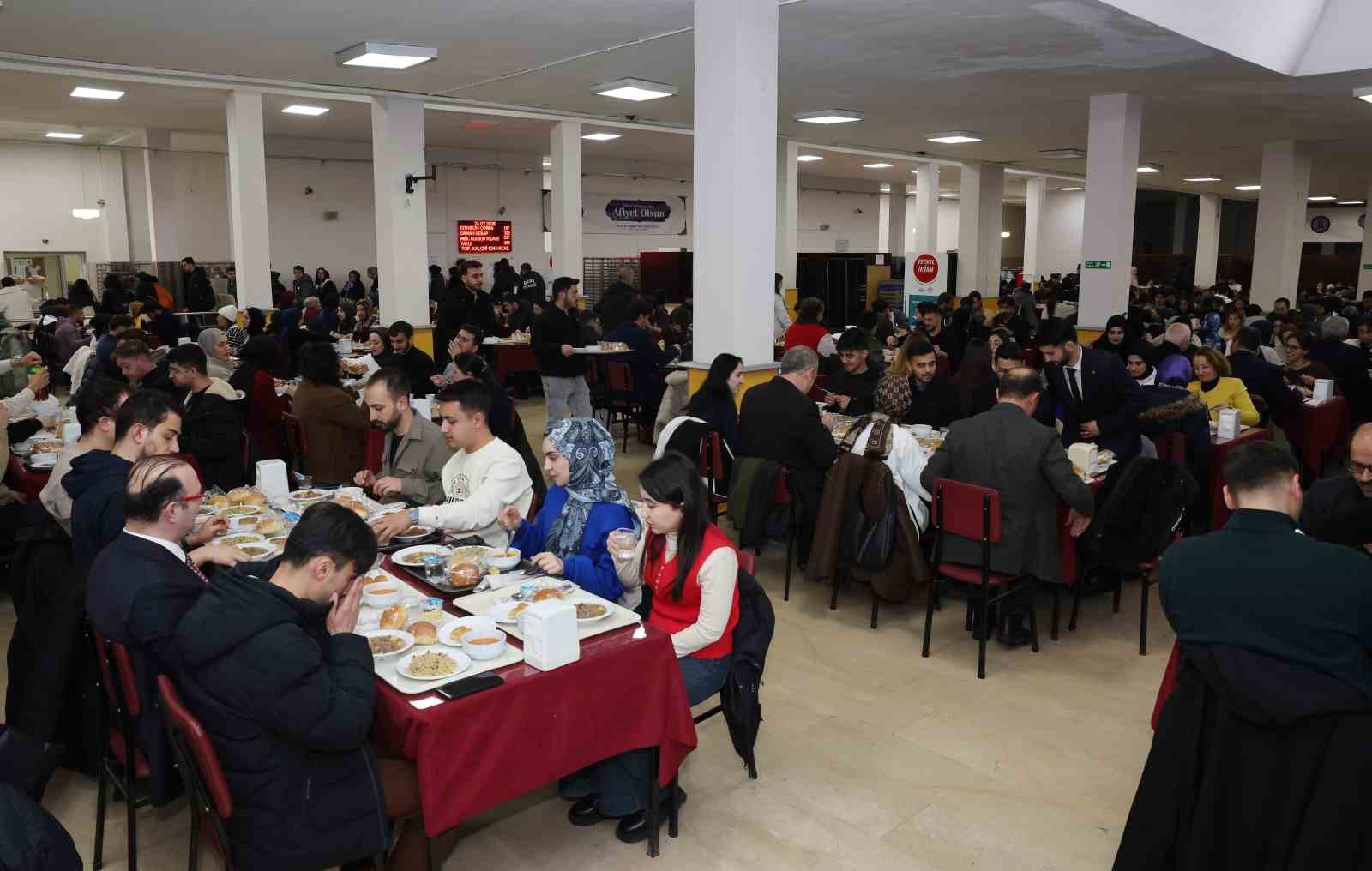 Rektör Hacımüftüoğlu öğrencilerle iftar sofrasında buluştu
