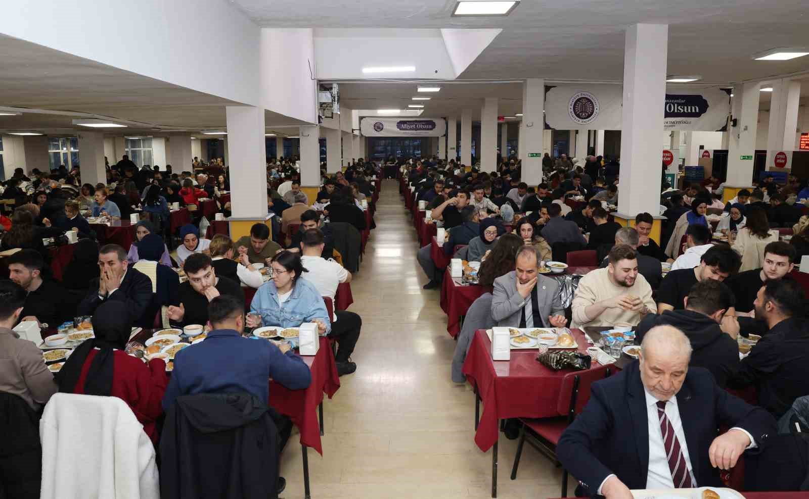 Rektör Hacımüftüoğlu öğrencilerle iftar sofrasında buluştu
