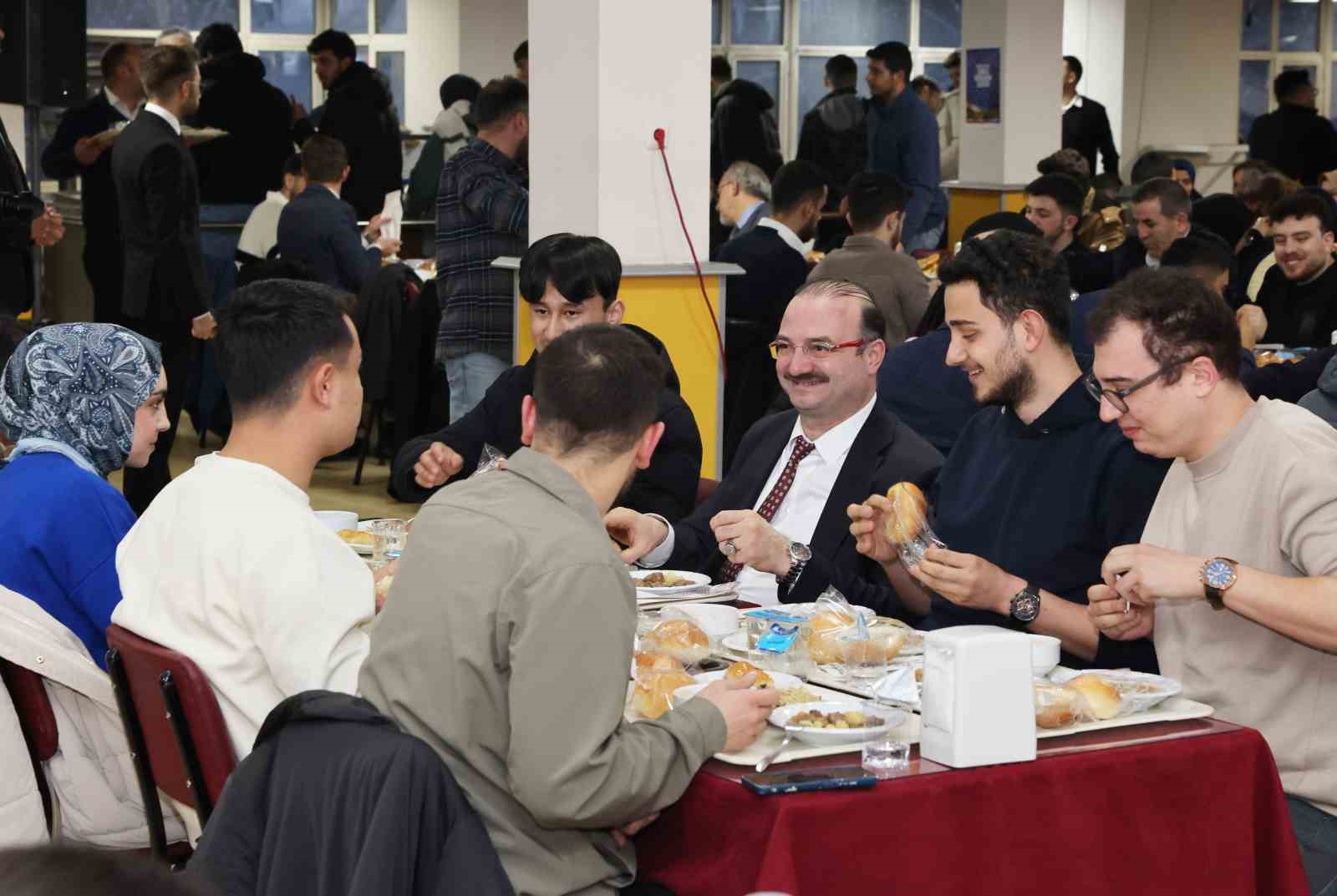 Rektör Hacımüftüoğlu öğrencilerle iftar sofrasında buluştu
