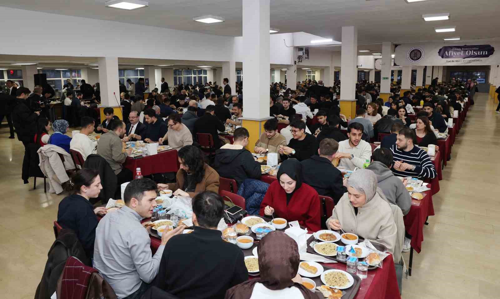 Rektör Hacımüftüoğlu öğrencilerle iftar sofrasında buluştu
