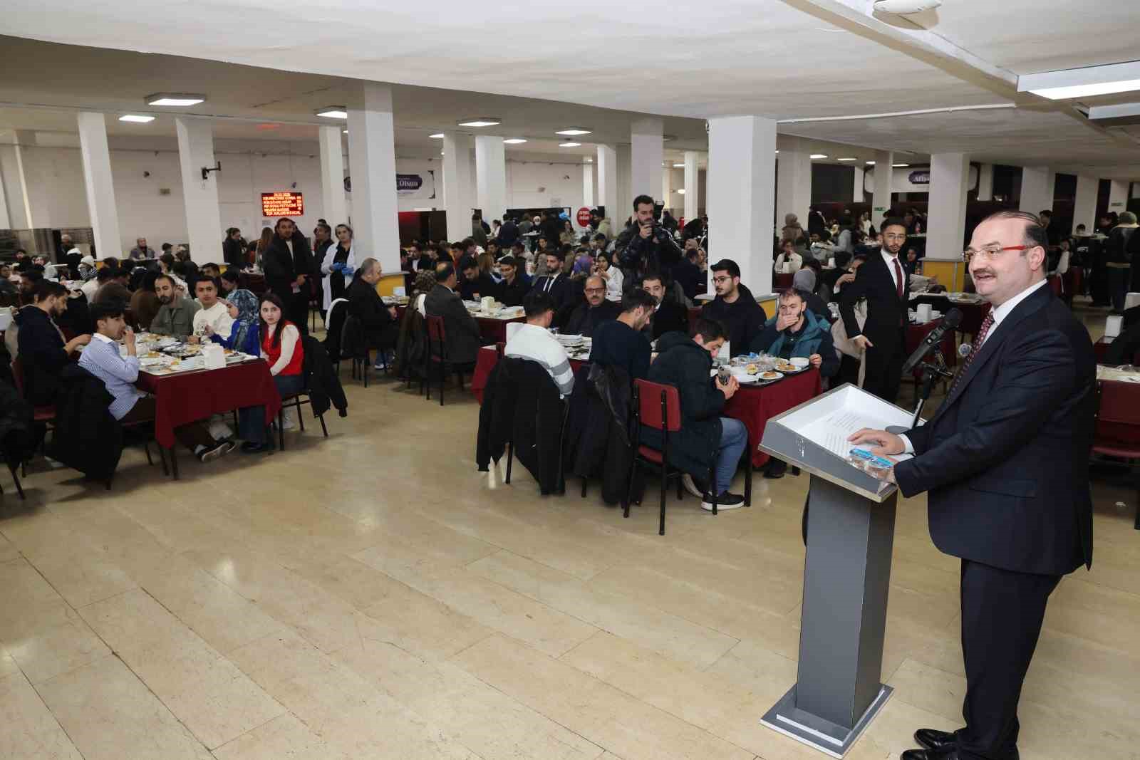 Rektör Hacımüftüoğlu öğrencilerle iftar sofrasında buluştu
