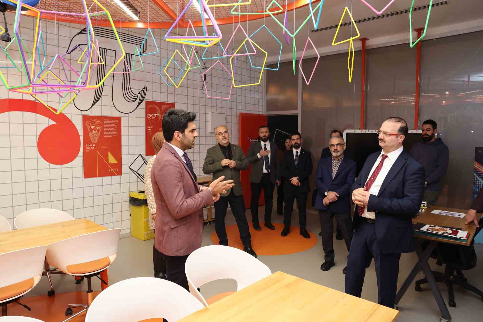 Rektör Hacımüftüoğlu’ndan Bilim Erzurum’a ziyaret: "Gelecek vizyonumuz gençlerimizin hayalleriyle güçleniyor"
