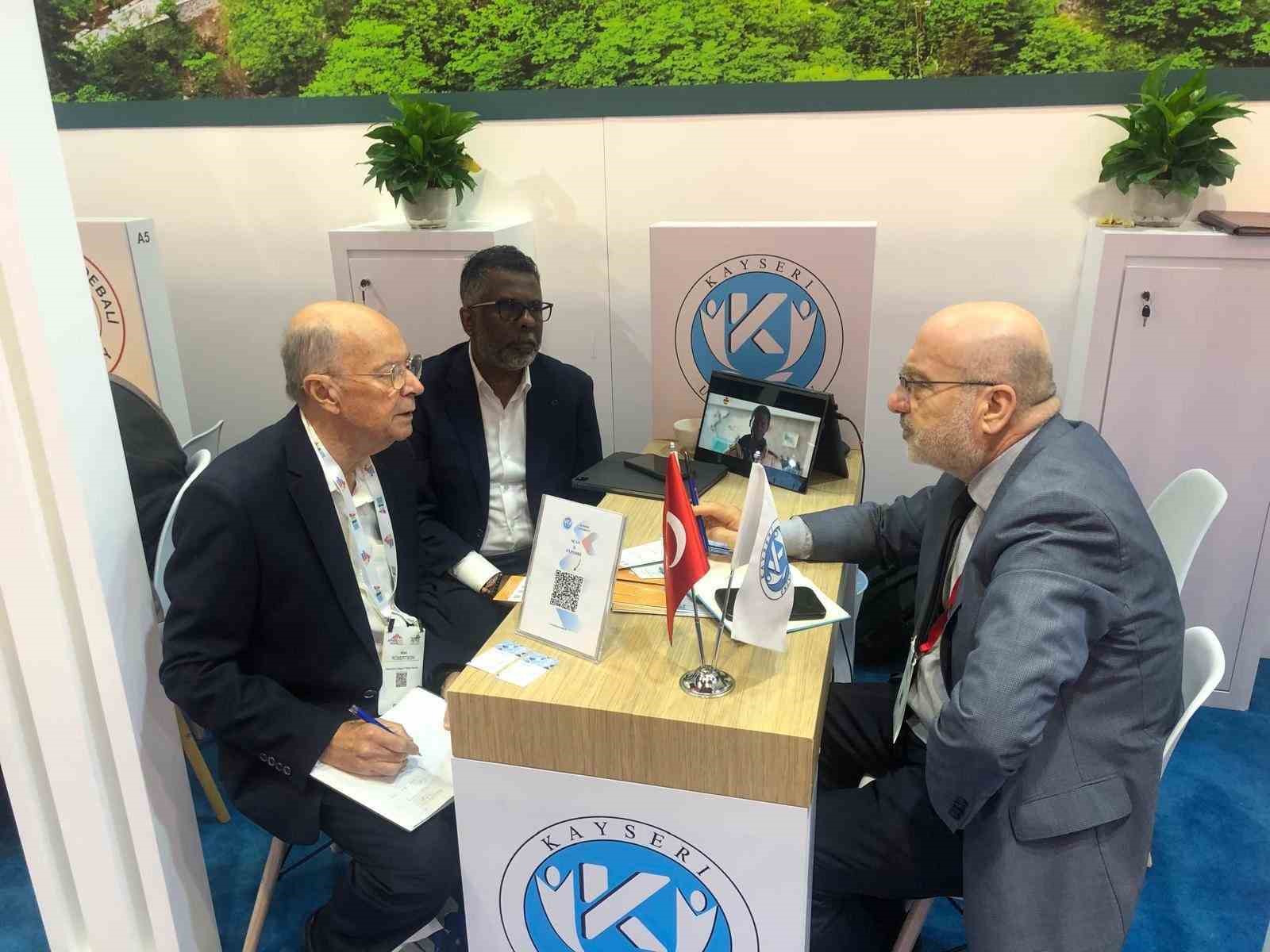 Rektör Karamustafa, Hong Kong’da APAIE Uluslararası Etkinliği’ne katıldı
