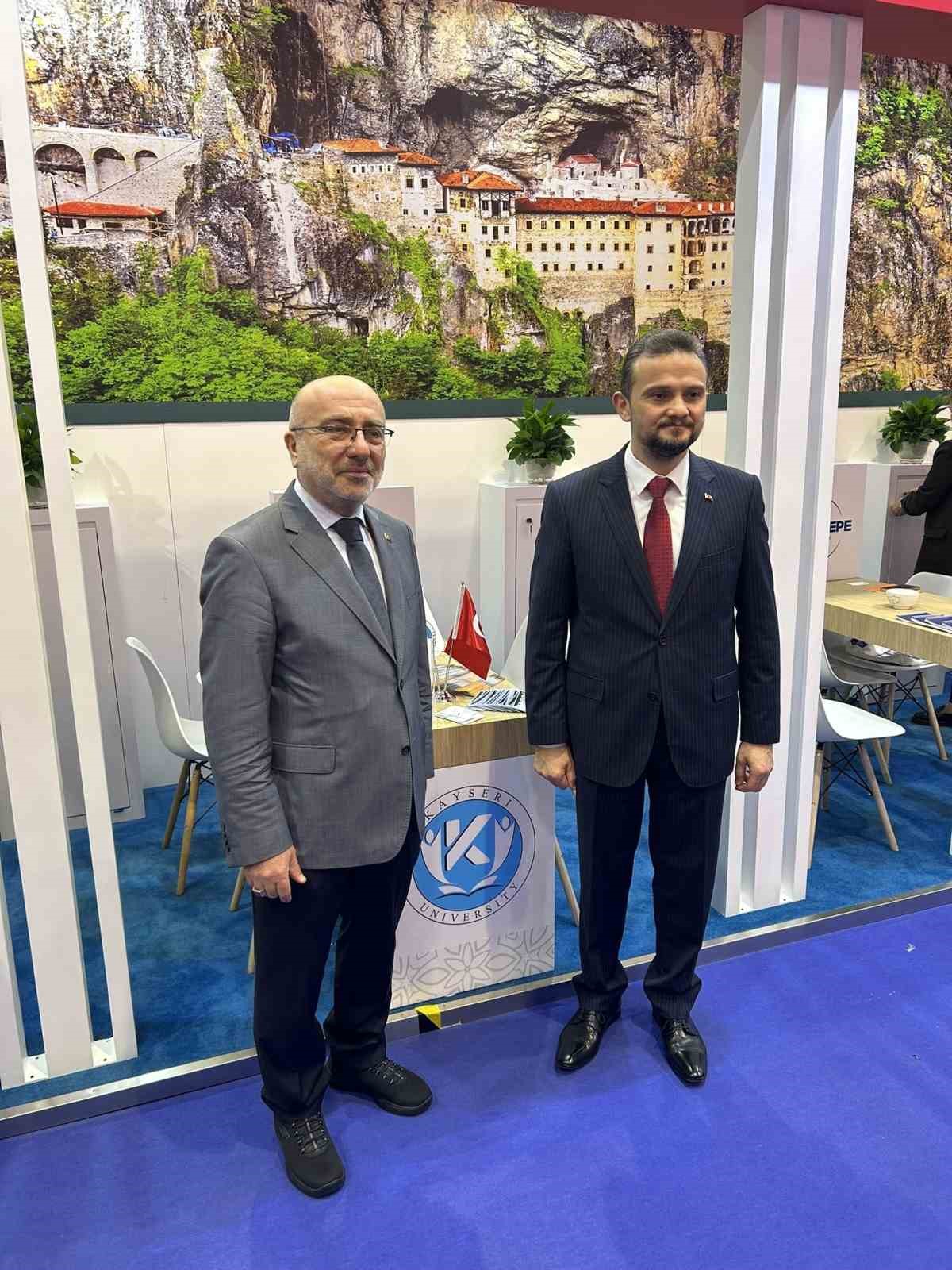 Rektör Karamustafa, Hong Kong’da APAIE Uluslararası Etkinliği’ne katıldı
