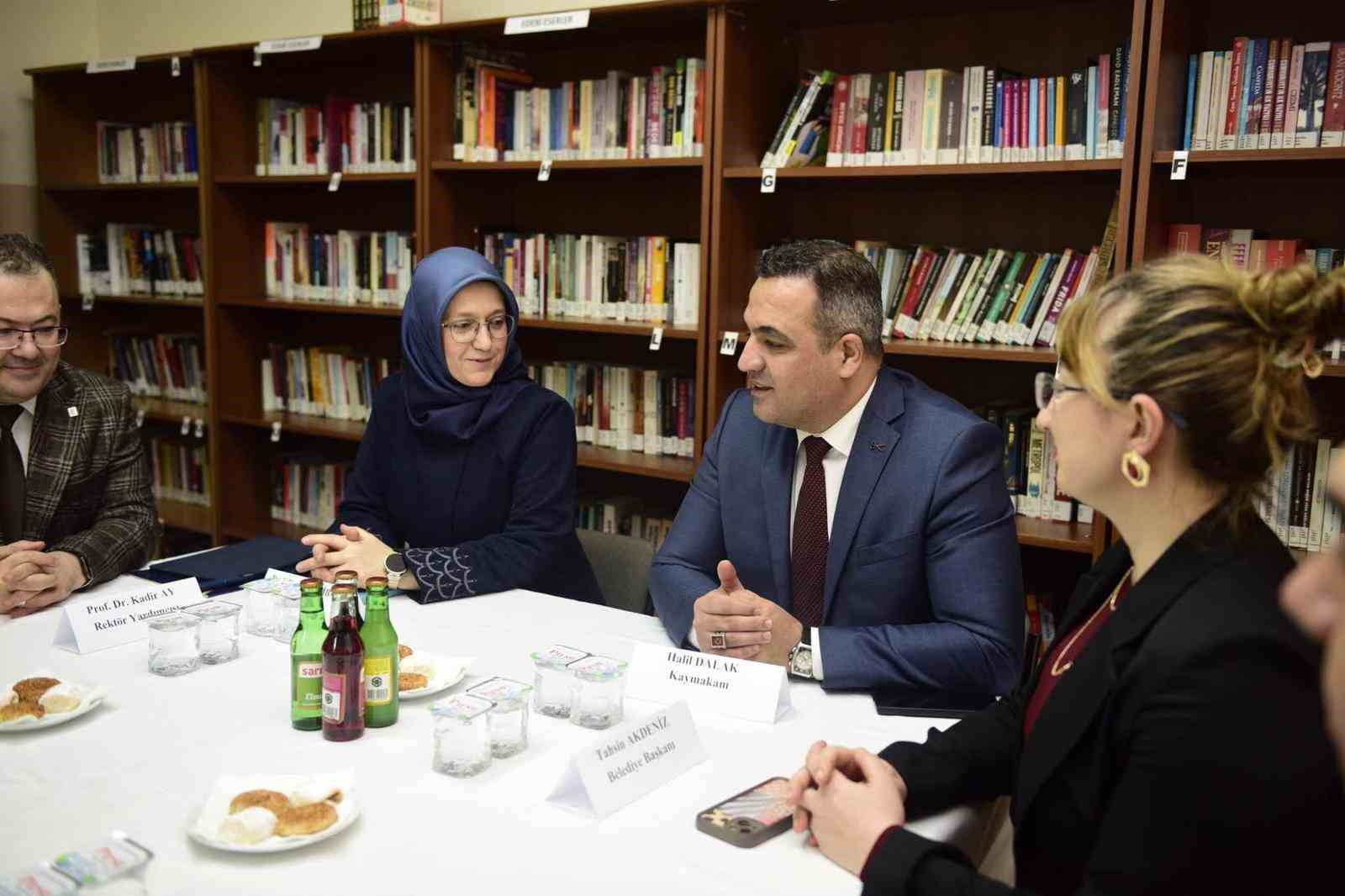 Rektör Kibar Sarıgöl’de temaslarda bulundu
