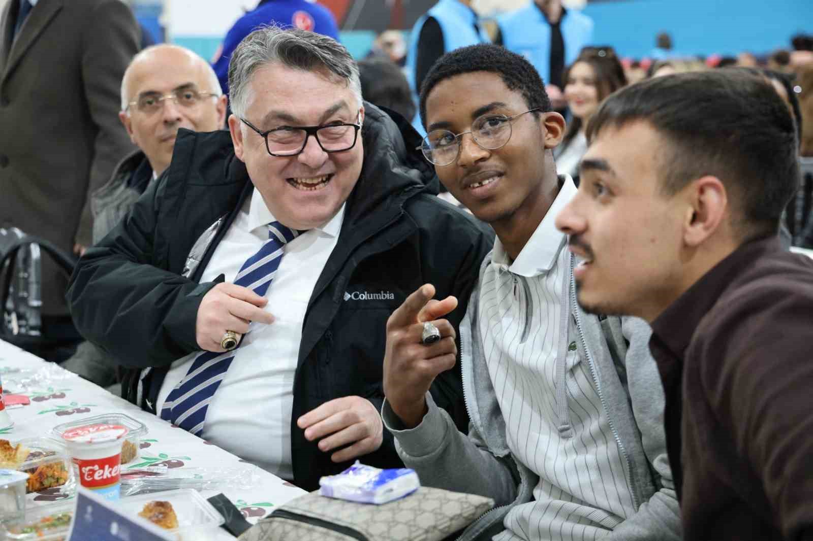 Rektör Özölçer, iftar buluşmasında öğrencilerle bir araya geldi
