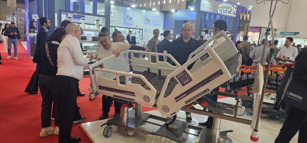 Rektör Özölçer, Türkiye’nin en büyük sağlık fuarına katıldı
