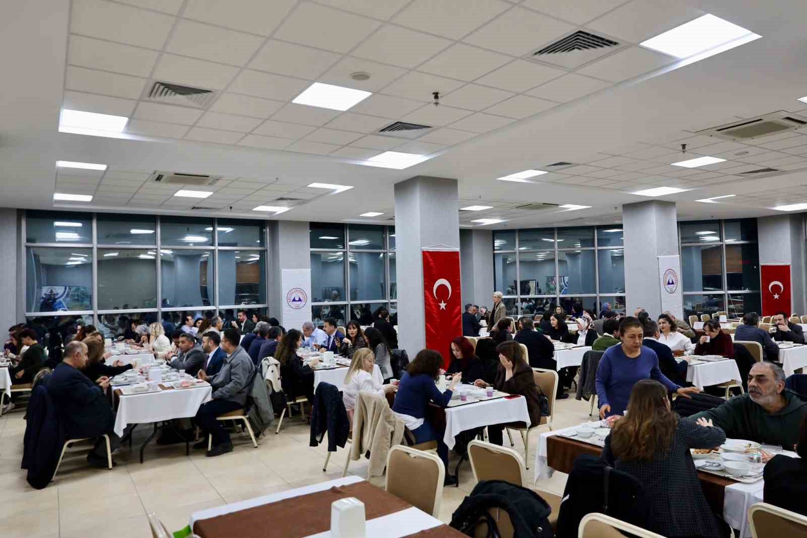 Rektör Prof. Dr. Altun; çeşitli alanlarda ödül alan akademisyenlerle bir araya geldi
