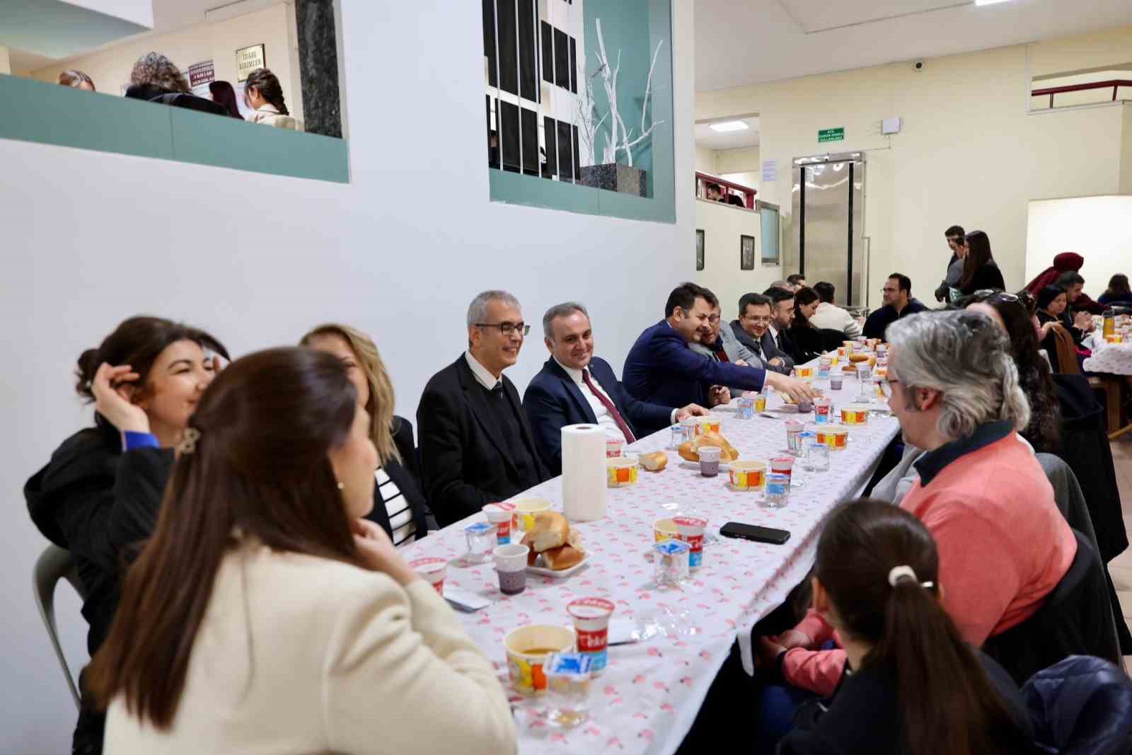 Rektör Prof. Dr. Altun, Eczacılık Fakültesi öğrencileri ile iftar yaptı
