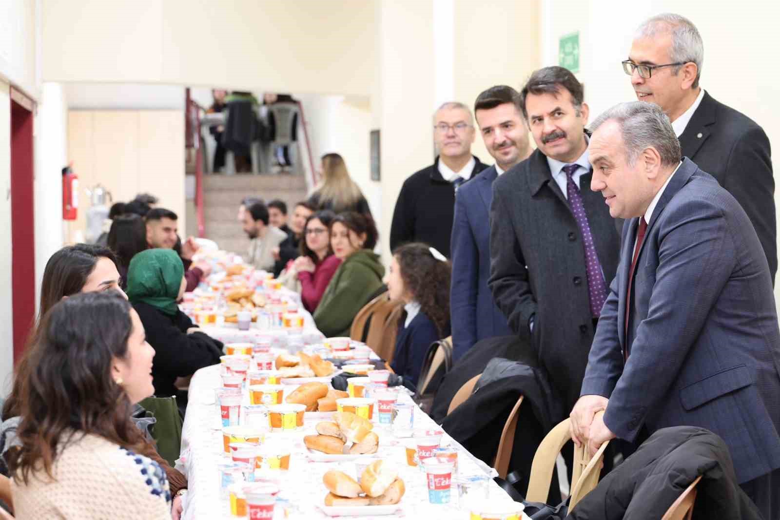 Rektör Prof. Dr. Altun, Eczacılık Fakültesi öğrencileri ile iftar yaptı

