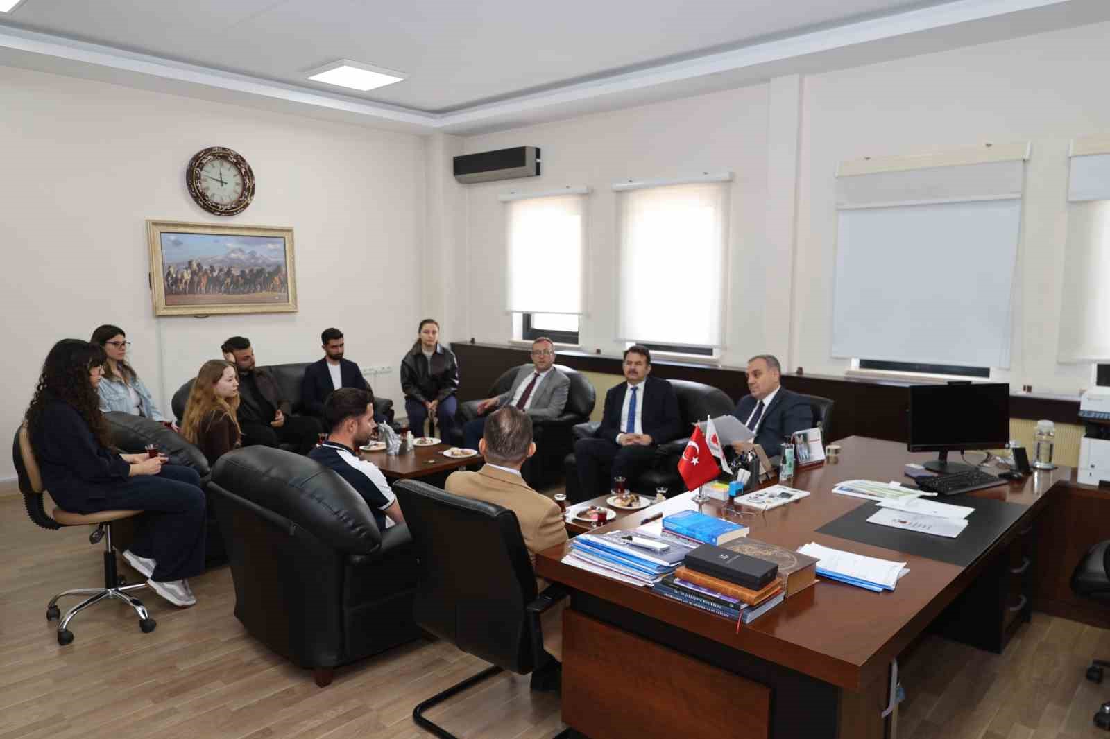 Rektör Prof. Dr. Altun, EVEA Öğrenci Kulübü üyeleri ile buluştu
