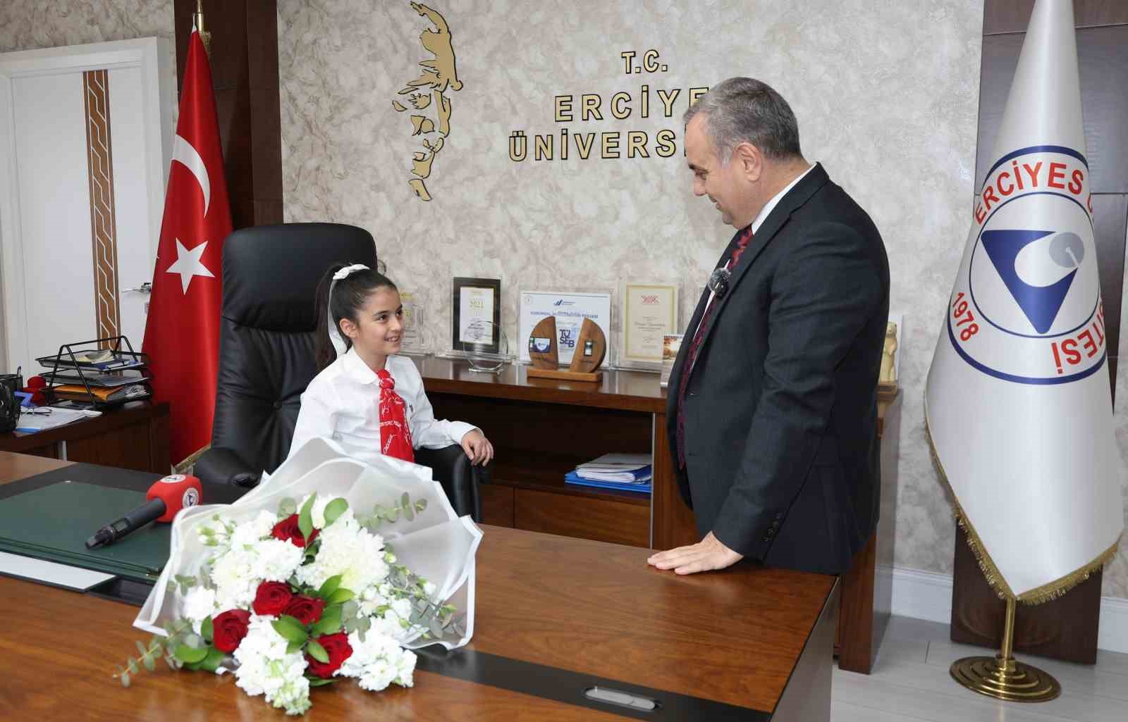 Rektör Prof. Dr. Altun, koltuğunu Minik Emine Defne’ye devretti
