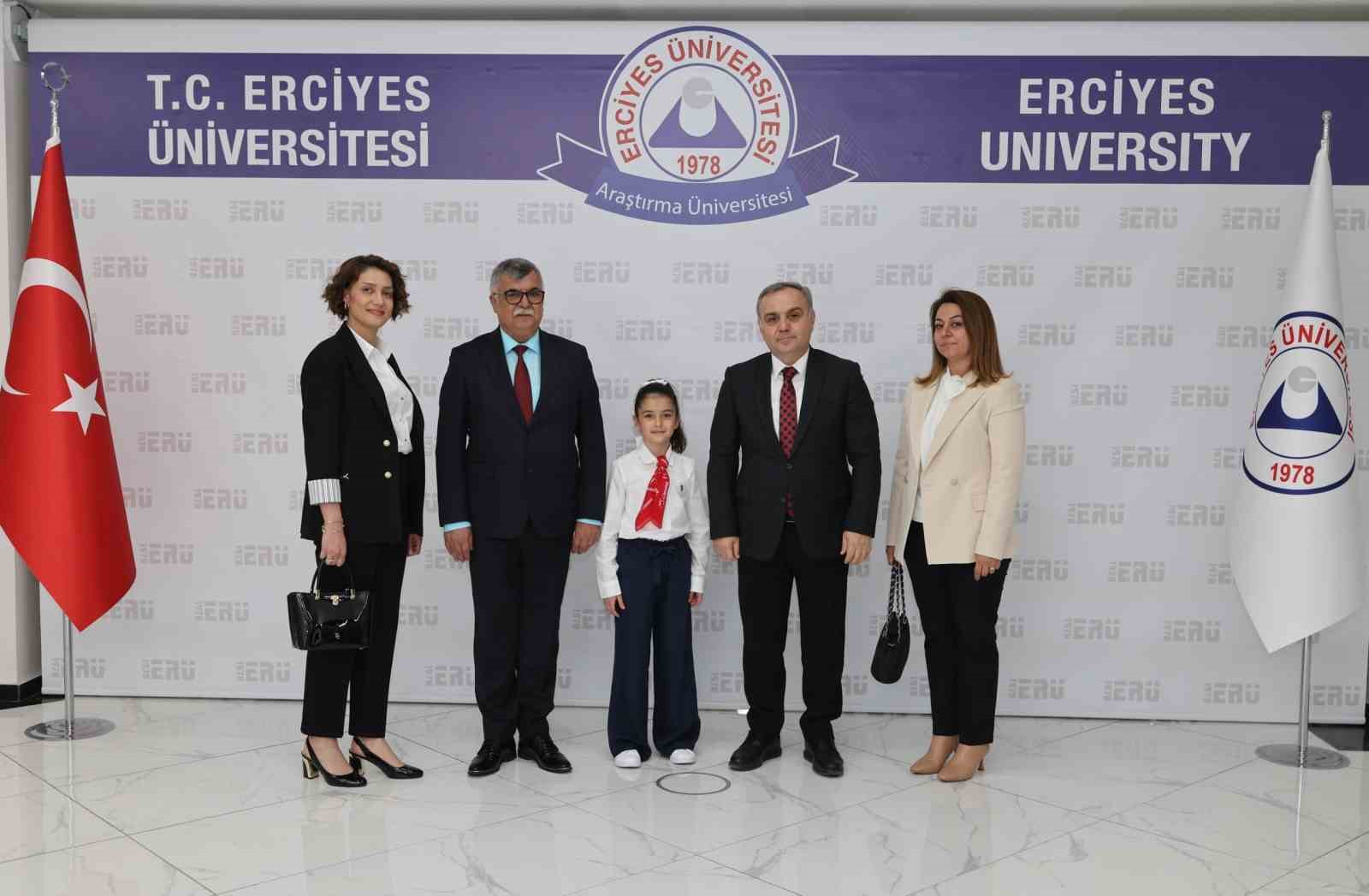 Rektör Prof. Dr. Altun, koltuğunu Minik Emine Defne’ye devretti
