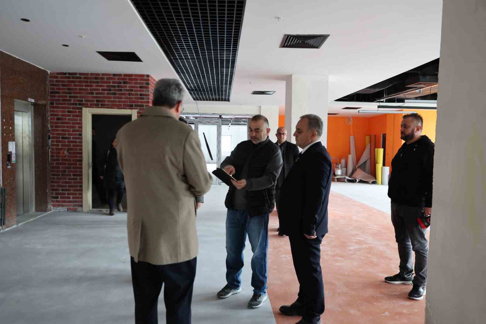 Rektör Prof. Dr. Altun, yenileme çalışması devam eden kütüphane binasını inceledi
Rektör Prof. Dr. Altun, yenileme çalışması devam eden kütüphane binasını inceledi